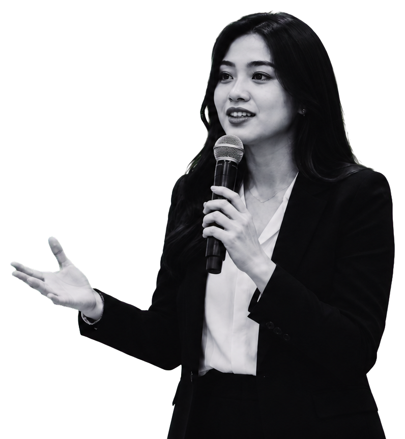 Pembicara perempuan memegang mikrofon